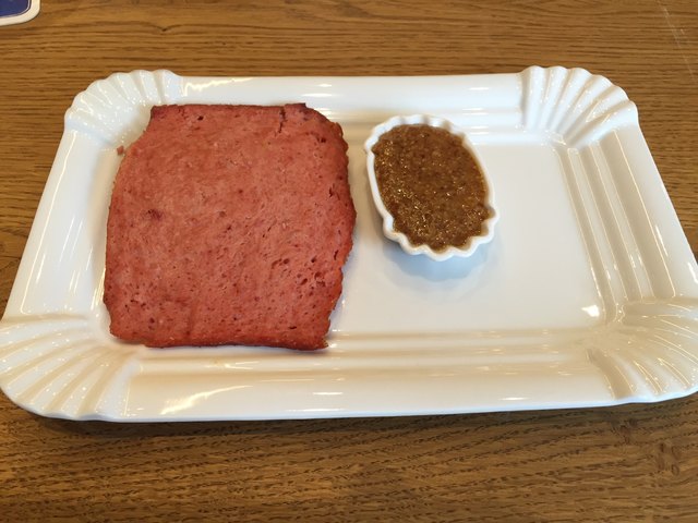 Pferde-Leberkäse: Ein totaler Klassiker in Wien. Etwas grobfasriger als die anderen Sorten, aber trotzdem voller Geschmack. Nicht jedermanns Sache, aber auch kein Ladenhüter.