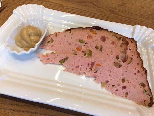 Pikant-Leberkäse: Nicht allzu scharf, aber doch mit viel Geschmack von Paprika und Perlzwiebeln. Eine gute Alternative für jene, die sich den Chili-Leberkäse nicht zutrauen.