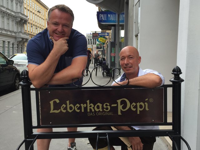 Die Masterminds des neuen Leberkas-Pepi: Inhaber Christoph Baur und Wien-Geschäftsführer Mario Scheday (r.).