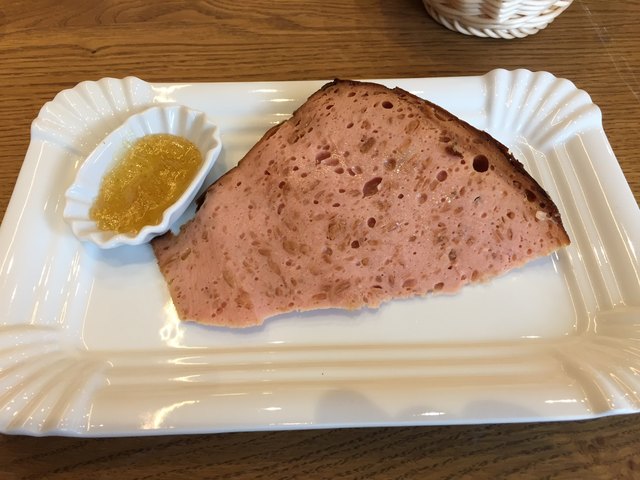 Röstzwiebel-Leberkäse: Man schmeckt die Zutaten bereits beim ersten Bissen. Beim Leberkas-Pepi in Linz schon ein Renner, in Wien muss sich diese Variante erst noch unter Beweis stellen.