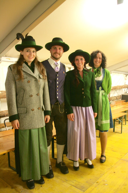Anna, David, Stefanie und Pekomo GF Stefanie Perlet präsentierten die neue Tracht - hier in den 3 Varianten