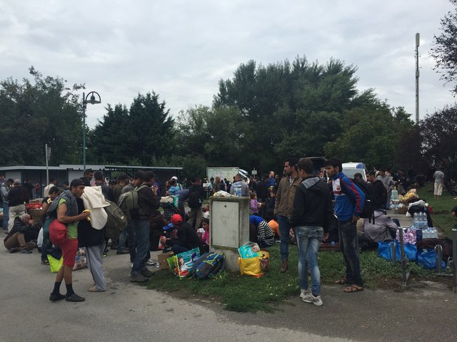 Tausende Flüchtlinge warten in Nickelsdorf auf die Weiterfahrt nach Wien. | Foto: Titz