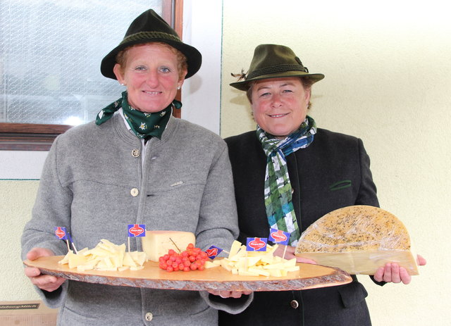 Veronika Hainzer und Christa Lackner präsentieren Käseprodukte der Maishofner Molkerei "Pinzgaumilch".
