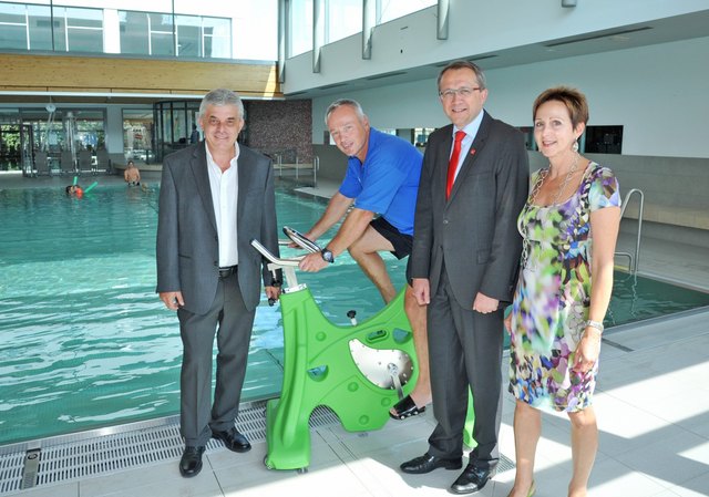 Ziehen eine positive Bäderbilanz: Martin Fuchs, Werner Bawaronschütz, Bürgermeister Matthias Stadler und Doris Schweitzer. | Foto: Josef Vorlaufer