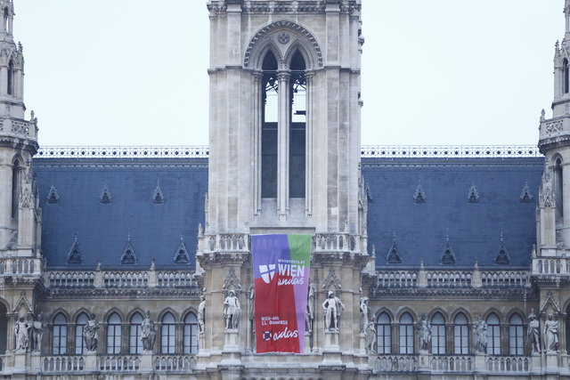 Spektakuläre Aktion: AktivistInnen haben das Rathaus beklettert und eine Fahne entrollt. "Wir lassen uns vor den offiziellen Türen nicht mehr abweisen."