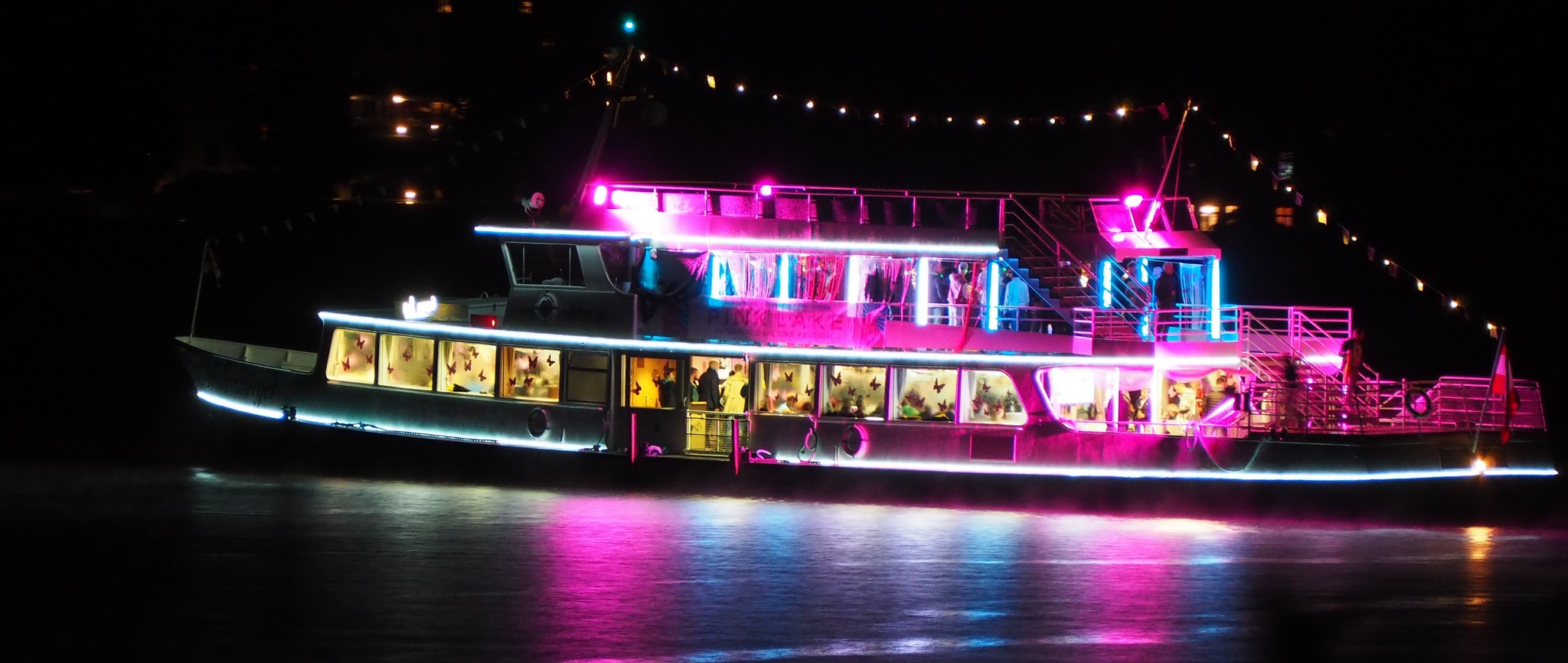 er hat ein knallrotes gummiboot