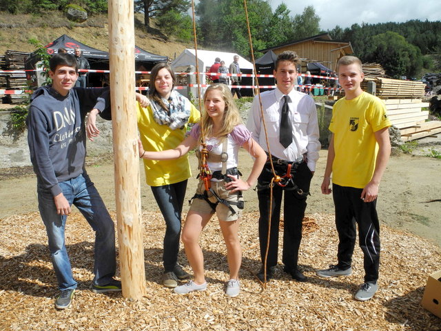 Passables Feierwetter bescherte der Himmel den Kirtagsbaumkraxlern! Am Foto: Daniel und Marlene Pfeffer, Dominik Hahn, Jakob Weichselbaum und Verena Fletzer.