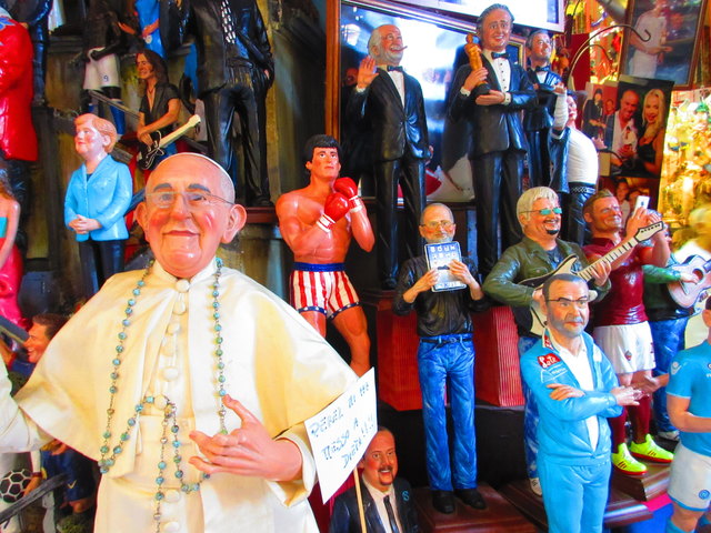 Papst Franziskus, Angela Merkel usw. So viel Prominenz auf einem Bild. Das gibt es in der Via San Gregori Armeno in Neapel zu sehen.