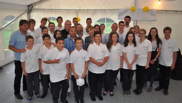 Mitten unter der Jugendblaskapelle aus Szigetszentmiklos (Ungarn)  befinden sich Vize BM Christian Zak, GPO Ing. Reinhard Hackel, GR Robert Bauer und Kati Maderner.