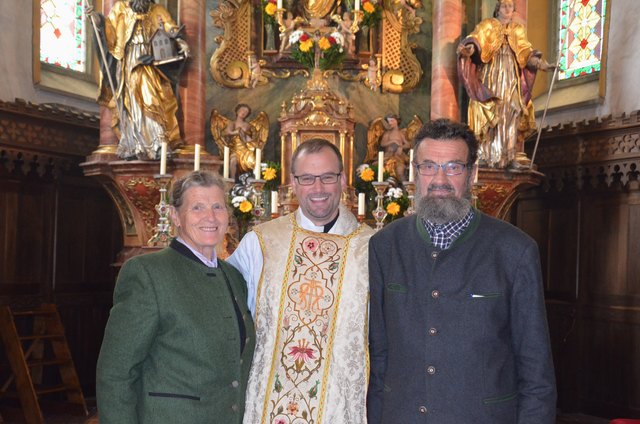 Primiziant Martin Schmid (Mi.) mit Mesner Toni Astner (re.) und Schwägerin Maria Astner (li.).