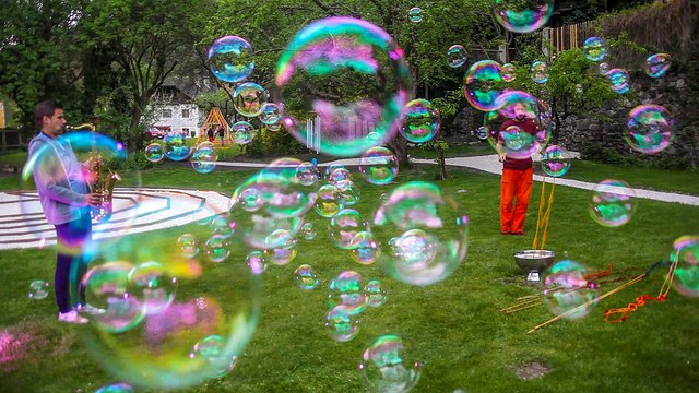 Seifenblasenperformance im KlangKunstGarten | Foto: KK