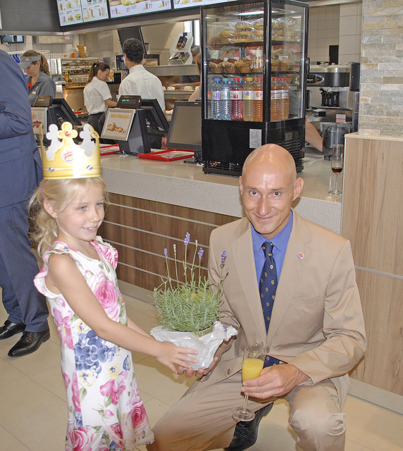 Mag. Carl Dirnbacher feierte gemeinsam mit seiner Tochter Klara Dirnbacher die Eröffnung der "Burger King"-Filiale in Eisenstadt. | Foto: Art