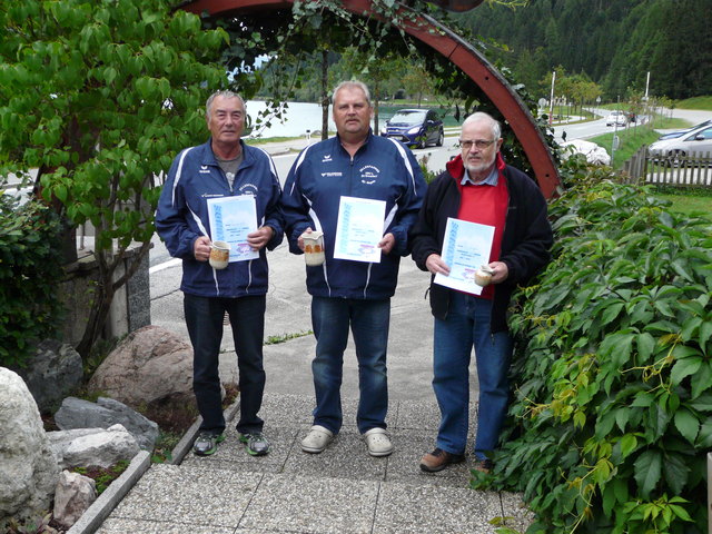 Sieger Manfred Wolfinger vom HSV Linz/ZV Ennsdorf (Mitte) mit Vereinskollegen Gerald Oberreiter (li.) und dem Deutschen Hermann Etzel. | Foto: privat
