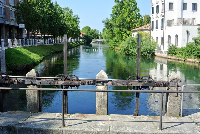 Die Kanäle ziehen sich durch die ganze Stadt