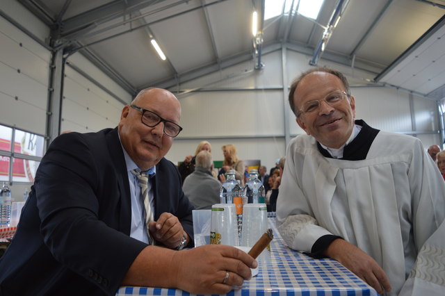 Senator Karl Zemann und Pfarrer Andreas Hornig beim gemütlichen Plausch im neuen Hallenzubau.