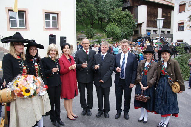 Bgm. Peter Rauchegger (6. v. l.) mit LA Maria Zwölfer, LA Andrea Haselwanter-Schneider, LT-Vizepräs. Toni Mattle und Walter Soier.