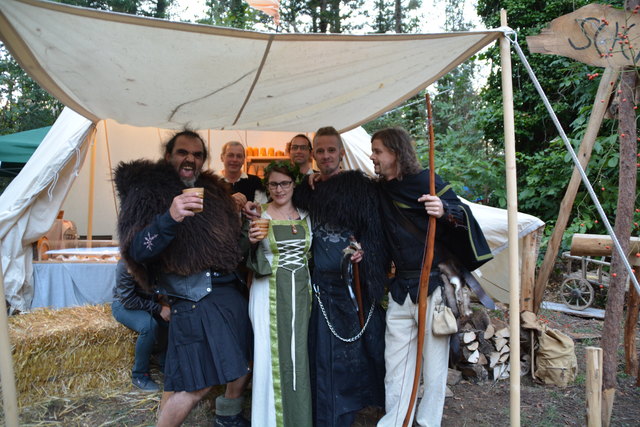 Alex, der "Schwarze", Katharina Schrammel, Mane von Daham und Stefan von Gresten trinken Met bei Leopold und Christian Hörhan.