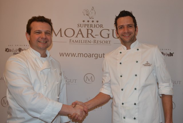 Der scheidende Küchenchef Christian Gaspar (li.) mit seinem Nachfolger Markus Aichhorn. | Foto: Moar Gut Hotel GmbH
