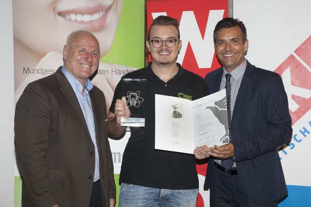Spartenobmann Georg Steixner (l.) und Landesinnungsmeister-Stv. Markus Gapp (r.) freuen sich mit dem Landessieger des dritten Lehrjahres Irwin Felic. | Foto: Die Fotografen