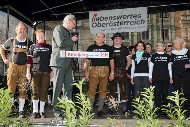 Wirtschafts-Landesrat Michael Strugl mit den Vertretern der Gemeinde Kirchberg im Bezirk Rohrbach, wo kommendes Jahr die Oö. Ortsbildmesse stattfinden wird.