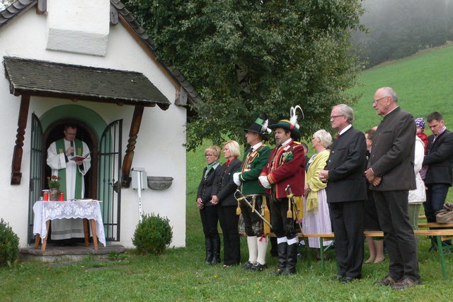 v.l.n.r: Ld-Kdt. Mjr. Tiefenthaler, Viertel-Kdt. Mjr. Usel, Bgm. Harb und Vize-Bgm. Meixner bei der Messe mit Vikar Krzystof Szulist | Foto: Senseler Schützenkompanie Volders