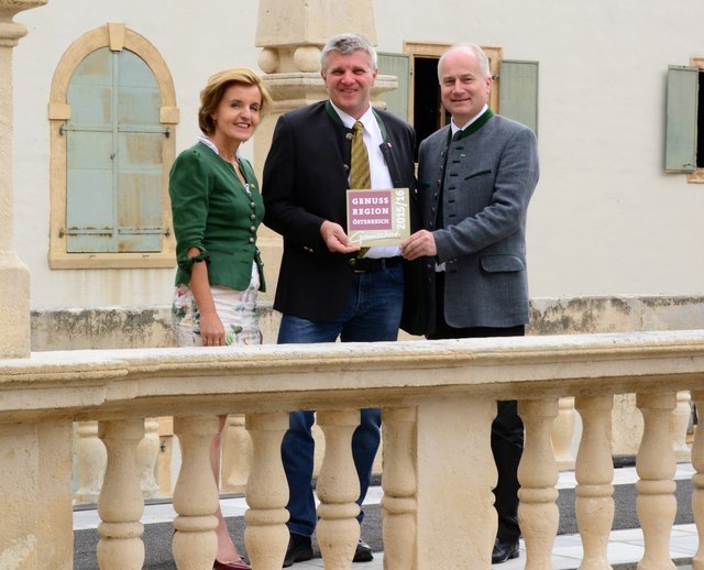 Landesrat Johann Seitinger und Margareta Reichsthaler -GENUSS REGION ÖSTERREICH - zeichnen Wolfgang Edler aus