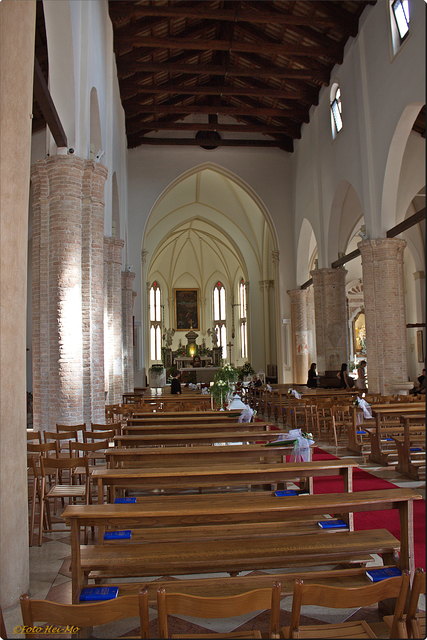Der Innenraum der Basilika. Leider konnte ich nur ein flottes Foto machen, da eben für eine Hochzeitszeremonie vorbereitet wurde.