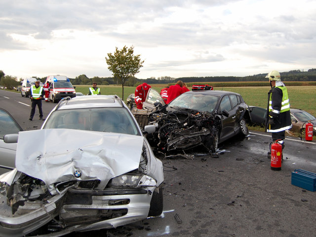 Zwei Pkws krachten auf der B63 in Riedlingsdorf aus ungeklärter Ursache frontal zusammen. Ein dritter krachte in die Unfallstelle. | Foto: FF Pinkafeld