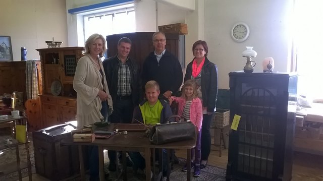 Bgm Oswald mit Familie überzeugte sich von der Qualität des nachhaltigen Flohmarktes in der Tischlerei - hier zusammen mit den Organisatoren Marianne Fuchs und Volker Weiss