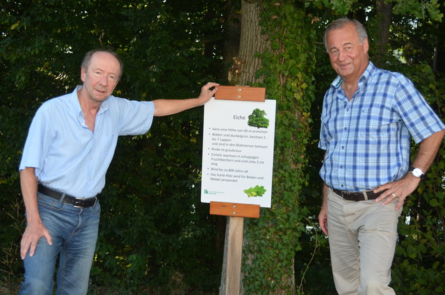 Den Wald entdecken: Organisator Josef Roth (l.) und Bürgermeister Florian Gölles mit einer der zwölf Schautafeln.