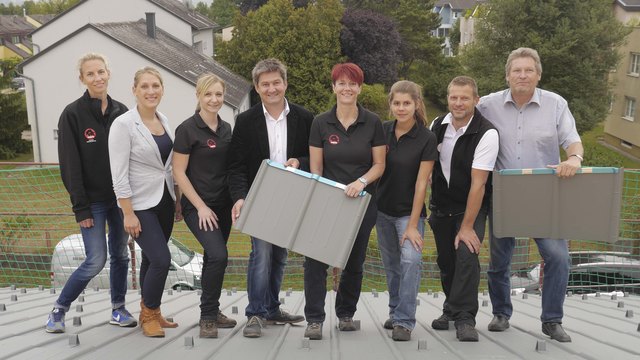 Architekt Günter Gurschl, Lisa Rössler und Bibiana Pölz (PREFA), Monika Jakel (Pro Juventute Langenlebarn), Gerhard Resch (Spenglermeister)