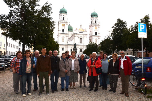 Die Gruppe vor dem Dom zu St. Stefan in Passau.