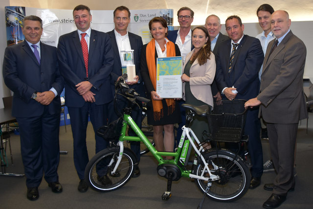 Franz Weintögl von der GKB (l.) mit LR Jörg Leichtfried (2. v. l.) und den Projektpartnern bei der Preisverleihung.