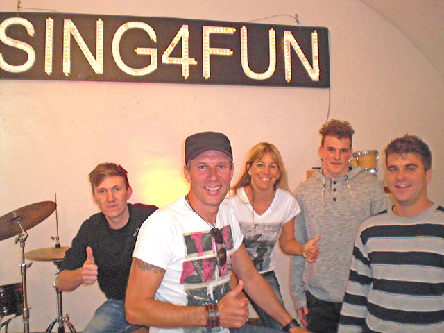 Der Künstlerische Leiter von „sing4fun“: Gernot Waldner (Zweiter von links) und sein Team laden zur Einschreibung | Foto: Sadjak