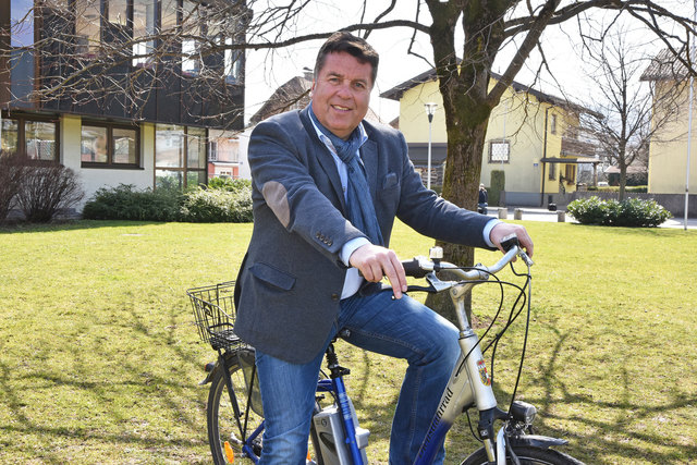 2017 soll es zwischen dem Wolfgangsee und Guggenthal einen durchgehenden Radweg geben. Im Bild Landesrat Hans Mayr.