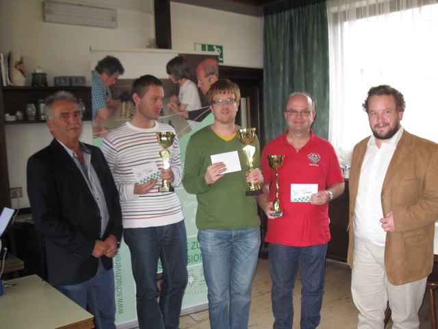 Siegerfoto: Obmann, Richard Lutz, Philipp Keim (Ranshofen), Turniersieger FM Florian Sandhöfner (Ask St. Valentin), CM Wolfgang Wadsack (Sv Amstetten), Turnierleiter Gerald Huemer