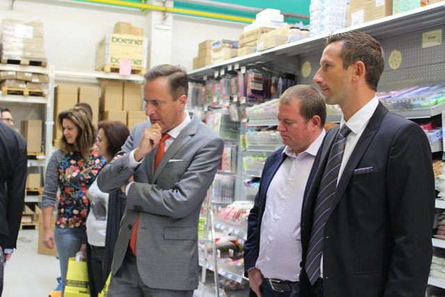 Manfred Juraczka (l.) und Wolfgang Kieslich (m.) ließen sich von Boesner-Geschäftsführer Sascha Kuntel (r.) durch das Unternehmen führen.