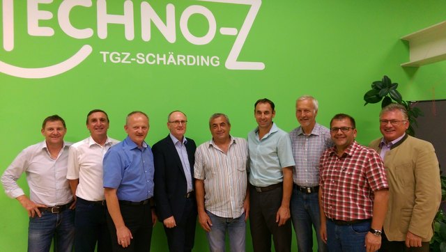 Taufkirchens Bürgermeister Paul Freund 4. v. r. übernimmt beim Innviertler Wirtschaftspark den Obmannposten. | Foto: Techno-Z