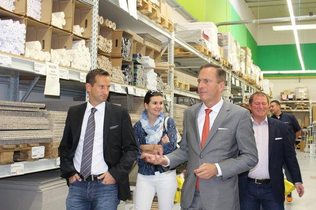 Manfred Juraczka und Wolfgang Kieslich ließen sich von Boesner-Geschäftsführer Sascha Kuntel durch das Unternehmen führen.