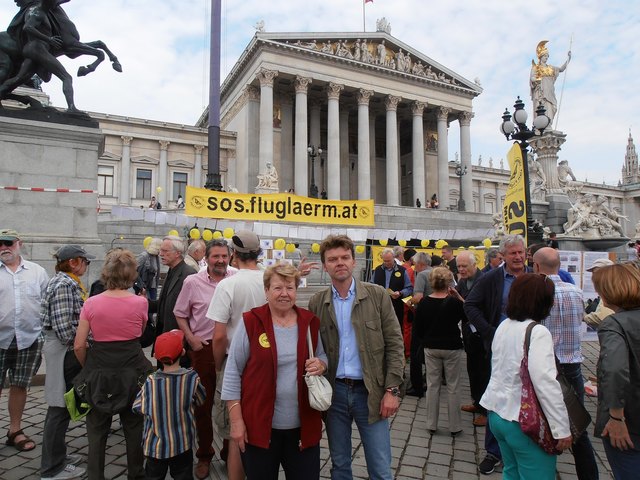 Roman Schmid, FPÖ, bei einer Protestkundgebung gegen den Fluglärm. | Foto: FPÖ