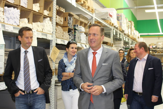 Manfred Juraczka und Wolfgang Kieslich ließen sich von Boesner-Geschäftsführer Sascha Kuntel durch das Unternehmen führen.