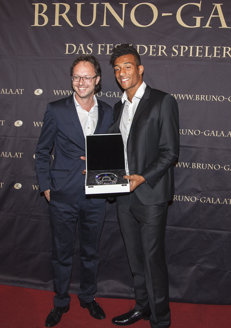 Karim Onisowo, SV Mattersburg (Spieler der Saison Sky Go Erste Liga) mit Martin Konrad (Sky) | Foto: Michael Graf