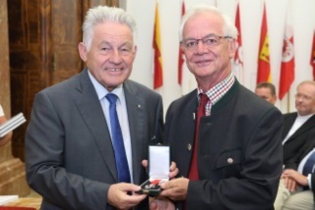 Landeshauptmann Joseph Pühringer überreichte Günter Steinkogler seine Auszeichnung.