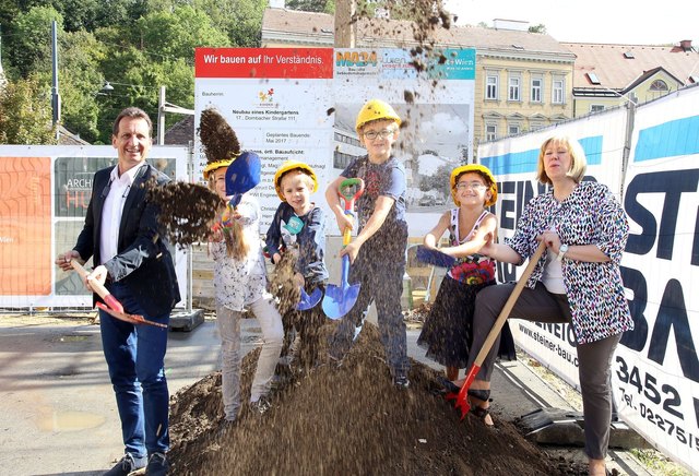 Bildungsstadtrat Christian Oxonitsch und Bezirkschefin Ilse Pfeffer nahmen gemeinsam mit Kindern den Spatenstich vor.