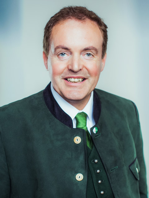 LTAbg. Bernhard Ederer ist stolz auf die Neubesetzung im Bezirksparteibüro.