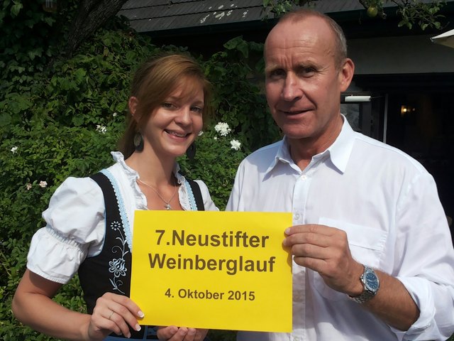 Der Veranstalter des Weinberglaufs, Michael Schödl (r.) und Barbara Zimmermann vom gleichnamigen Weinhof freuen sich schon auf die Läufer.