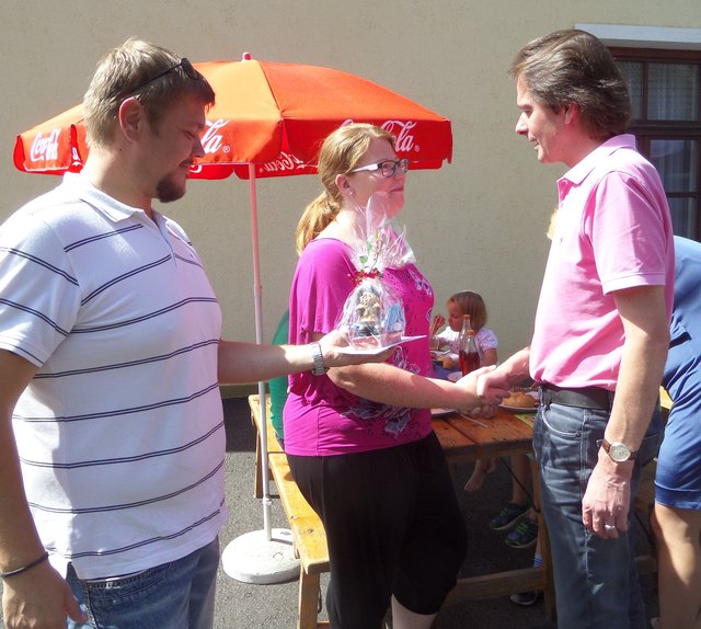 Harald Meschek (li.) und Bgm. Bernhard Moser dankten der KITA-Leiterin Regina Grill.