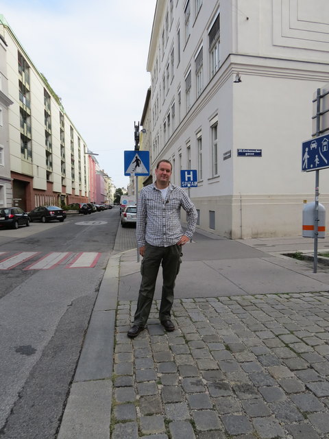 Frank Csermak möchte neben Geschwindigkeitsbegrenzungen, Piktogramme und Zebrastreifen auch Schwellen oder Radar in der Hartlgasse zum Schutz der Kinder.