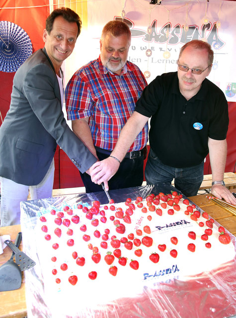 Stadtrat Christian Oxonitsch (l.) und Bezirksvorsteher Karlheinz Hora (mitte) beim Tortenanschnitt. | Foto: PID/Votava