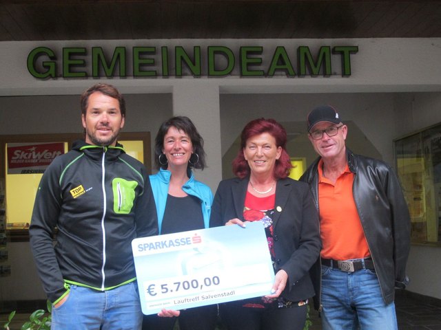 Leo Exenberger, Lisa Eberharter, Herta Strasser und Albert Koller (v. l.) mit dem Scheck vom Charity Lauf. | Foto: Eberharter